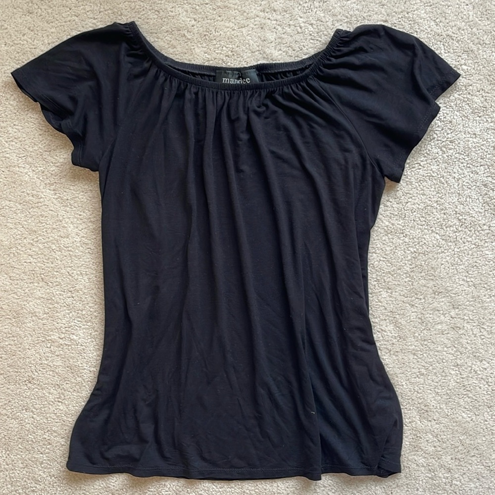 Off the shoulder black tee🖤